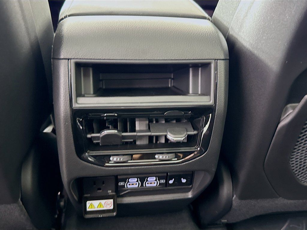 Certified 2025 Jeep Grand Cherokee Limited w/ Luxury Tech Group II RWD image 28