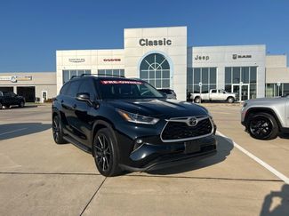 Used 2021 Toyota Highlander XLE video 1