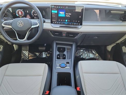 New 2025 Volkswagen Tiguan SE image 18