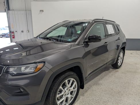 Used 2024 Jeep Compass Latitude AWD/4WD image 7