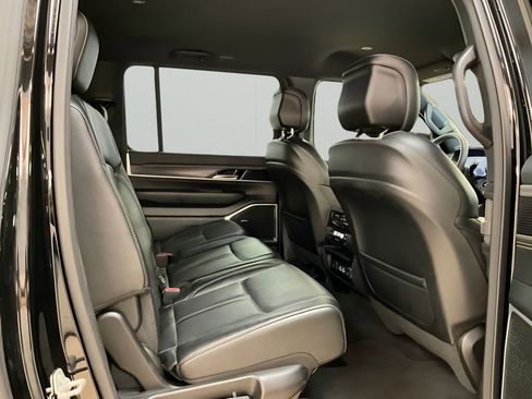 Used 2024 Jeep Wagoneer L Series III w/ Flexible Seating Group image 11