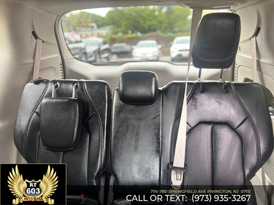 Used 2024 Chrysler Pacifica Touring-L FWD image 11