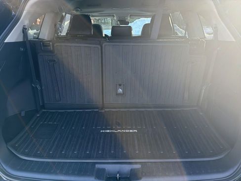 Used 2022 Toyota Highlander XLE image 25