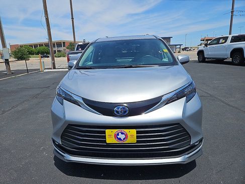 Used 2025 Toyota Sienna XLE FWD image 8