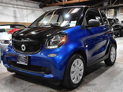 Used 2016 smart fortwo pure RWD image 3