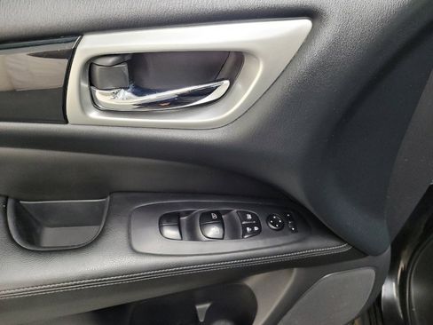 Used 2018 Nissan Pathfinder SV AWD/4WD image 27