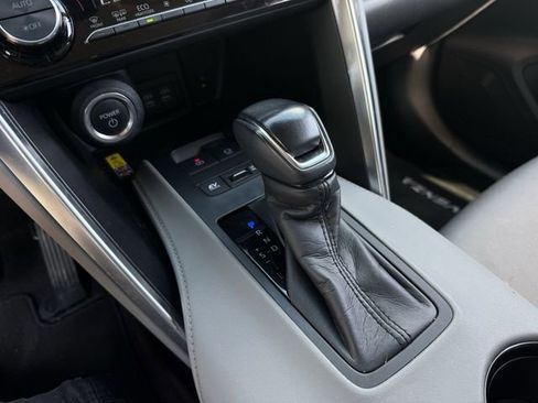 Used 2023 Toyota Venza LE AWD/4WD image 19