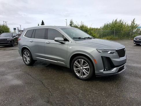 Used 2023 Cadillac XT6 Premium Luxury w/ Technology Package FWD image 2