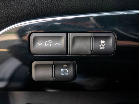 Used 2018 Toyota Prius Prime Premium FWD image 19