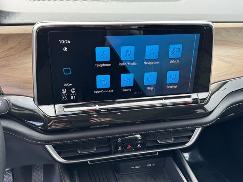 Used 2025 Volkswagen Atlas SE image 25