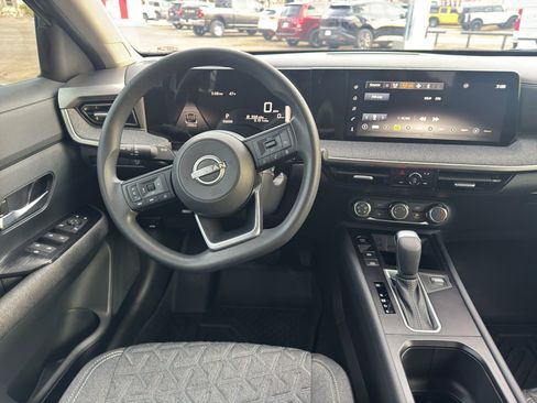 Used 2025 Nissan Kicks SV w/ Illumination Package image 12