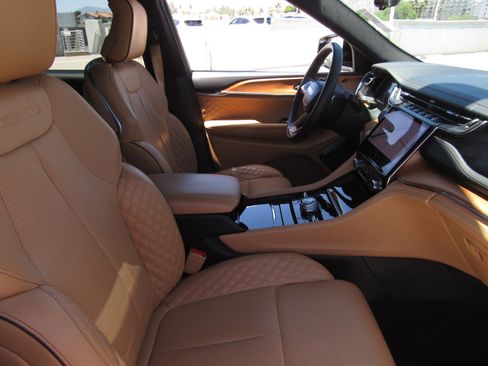 Used 2023 Jeep Grand Cherokee L Summit AWD/4WD image 9