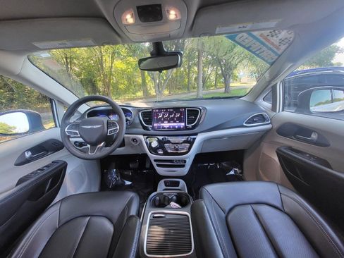 Used 2023 Chrysler Pacifica Touring-L FWD image 16