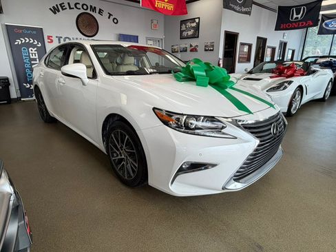 Used 2017 Lexus ES 350 w/ Luxury Package FWD image 2