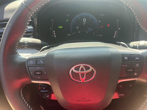 Used 2025 Toyota Camry SE image 12