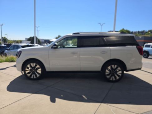 Used 2025 Ford Expedition Platinum w/ Driver's Package image 6