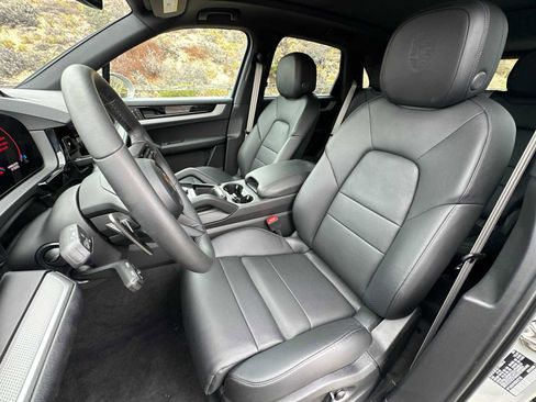 Certified 2025 Porsche Cayenne S image 5