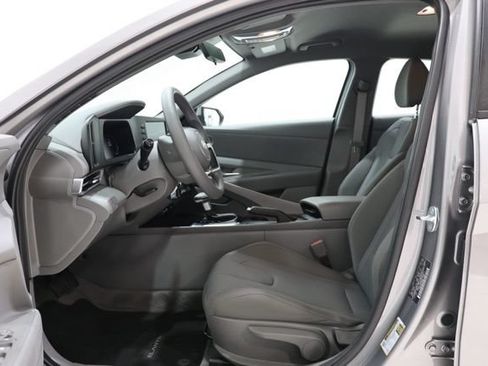 Used 2025 Hyundai Elantra SE FWD image 15