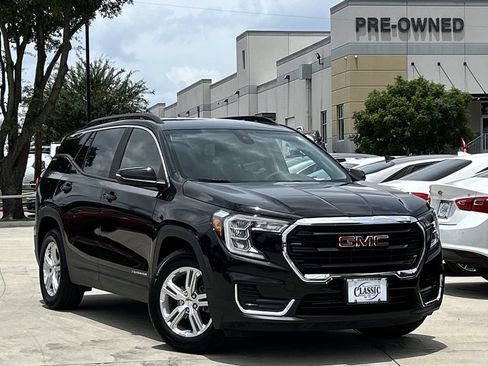Used 2024 GMC Terrain SLE w/ Driver Convenience Package FWD image 2
