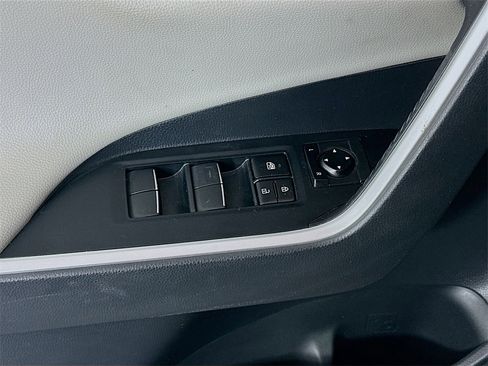 Used 2019 Toyota RAV4 Limited image 18