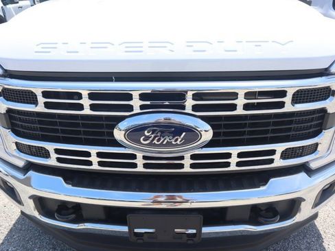 New 2025 Ford F550 4x4 Crew Cab image 11