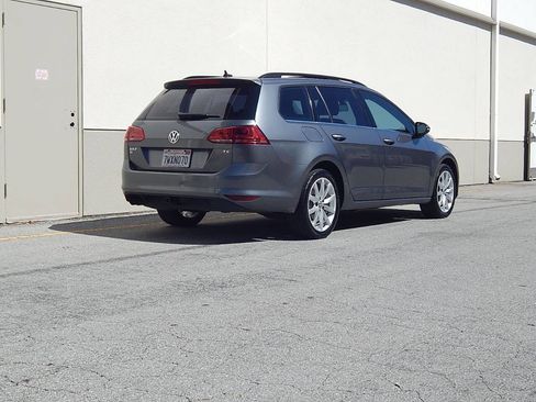 Used 2017 Volkswagen Golf SE image 3