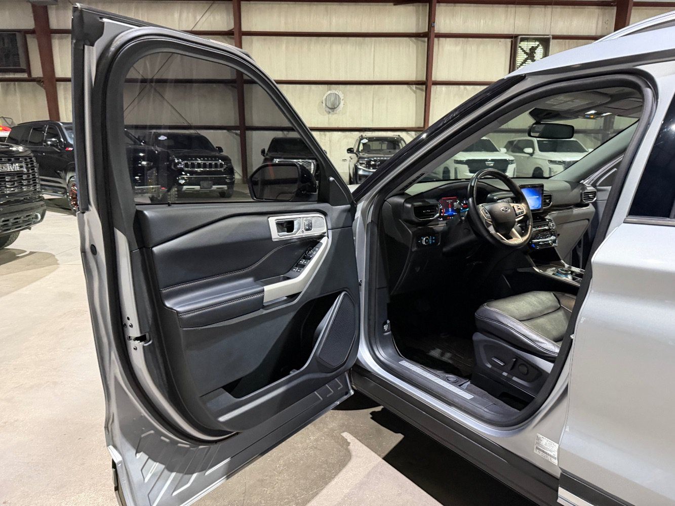 Used 2022 Ford Explorer Limited w/ Equipment Group 301A AWD/4WD image 12