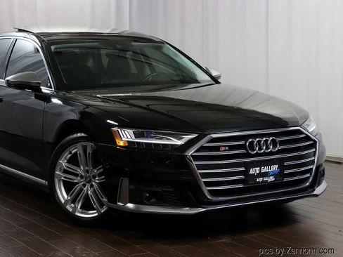 Used 2020 Audi S8 L w/ S8 Executive Package image 2