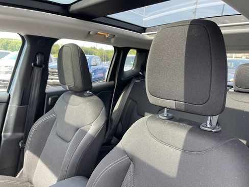 Used 2023 Jeep Renegade Altitude w/ Sun/Sound Group AWD/4WD image 14