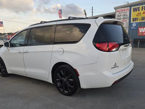 Used 2019 Chrysler Pacifica Touring-L Plus w/ S Appearance Package image 12