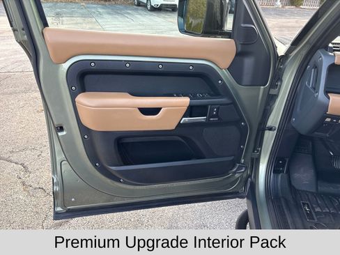 Used 2025 Land Rover Defender 130 X-Dynamic SE image 10