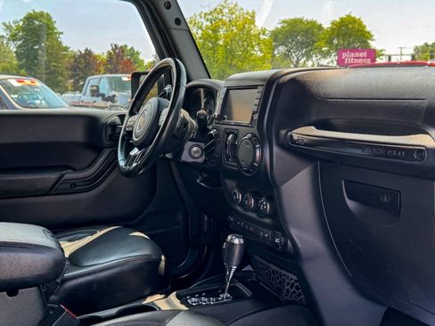 Used 2017 Jeep Wrangler Unlimited Sahara AWD/4WD image 16