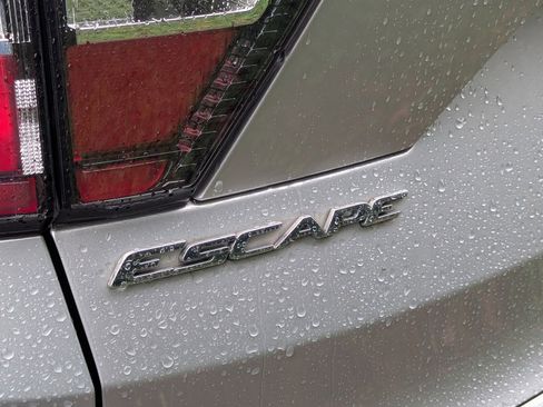 Used 2017 Ford Escape Titanium image 5