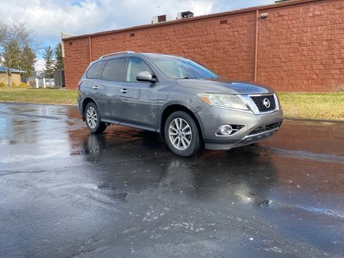 Used 2016 Nissan Pathfinder SV image 1