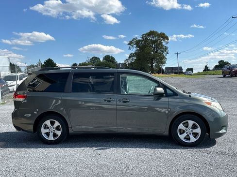 Used 2014 Toyota Sienna LE FWD image 3