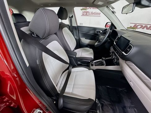 Used 2024 Hyundai Venue SEL FWD image 30