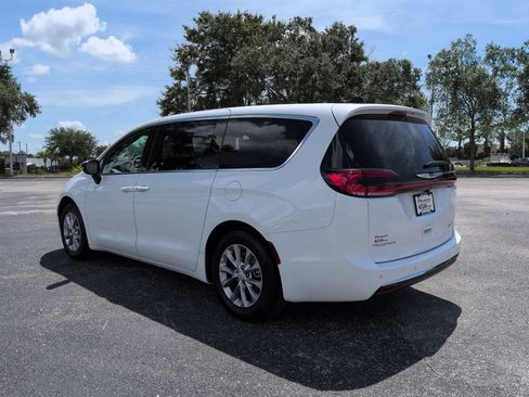 Used 2026 Chrysler Pacifica Limited FWD image 6
