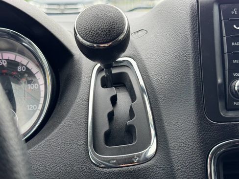 Used 2019 Dodge Grand Caravan SE w/ UConnect Hands-Free Group image 31