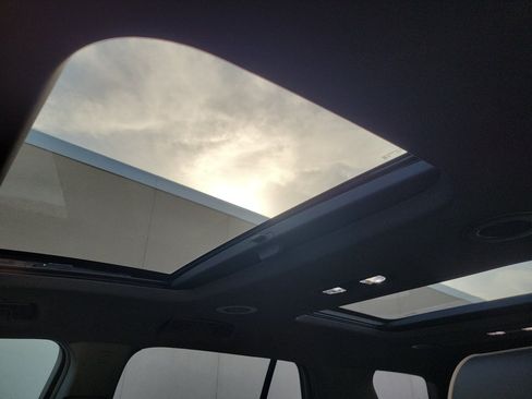 Used 2023 Chevrolet Traverse Premier FWD image 25