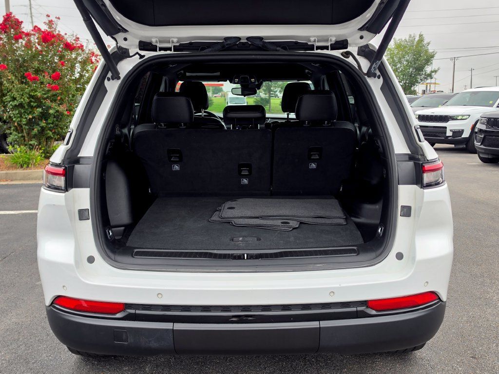 Used 2023 Jeep Grand Cherokee Altitude AWD/4WD image 36