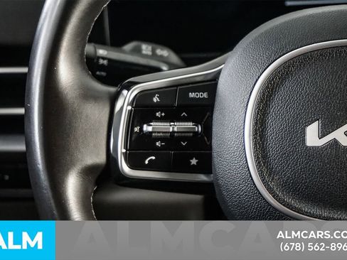 Used 2025 Kia Carnival FWD image 27