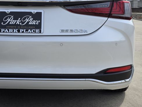 Used 2025 Lexus ES 300h w/ Premium Package image 16