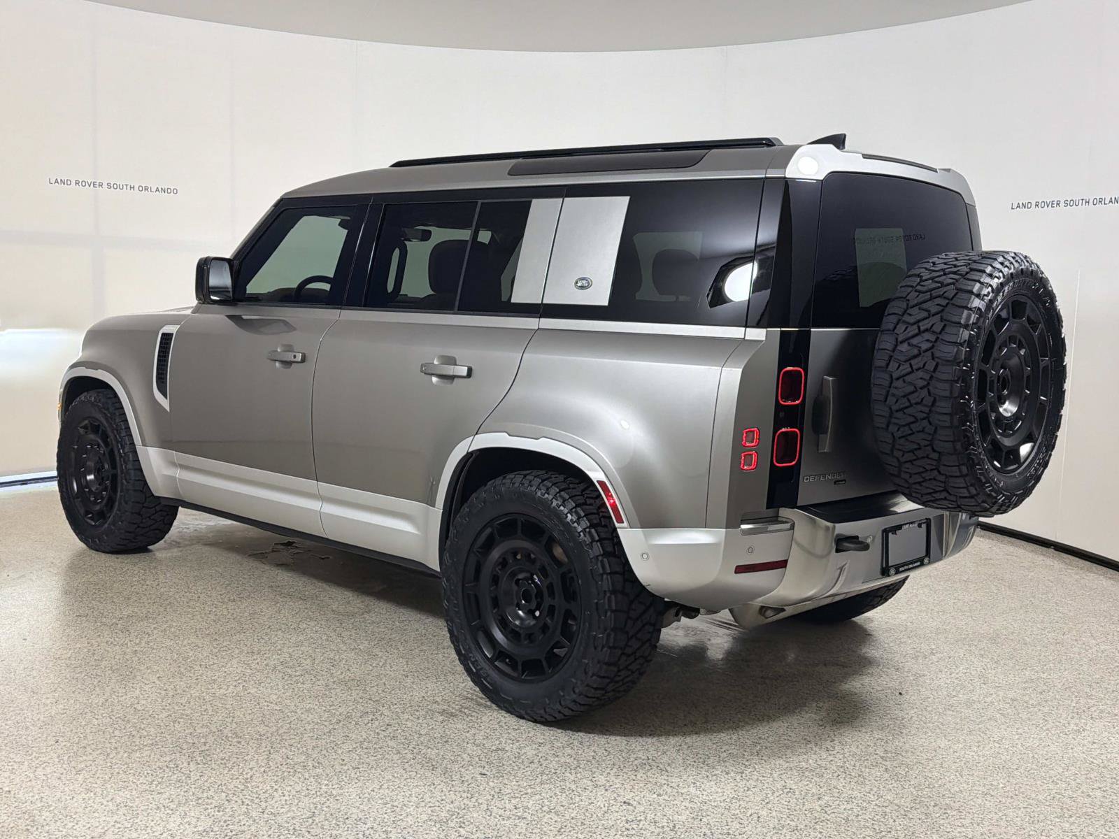 Used 2023 Land Rover Defender 110 SE AWD/4WD image 3