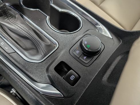 Used 2023 Chevrolet Traverse Premier FWD image 25