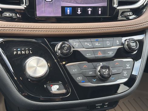 Used 2019 Chrysler Pacifica Limited FWD image 19