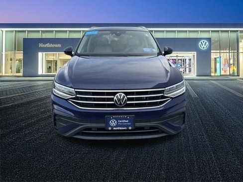 Used 2023 Volkswagen Tiguan SE w/ Panoramic Sunroof Package image 9