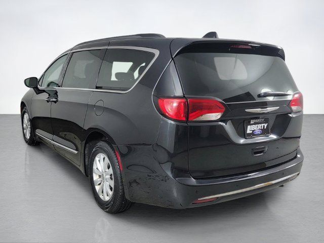 Used 2017 Chrysler Pacifica Touring-L FWD image 5