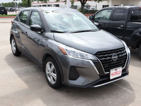 Used 2025 Nissan Kicks Play S image 2