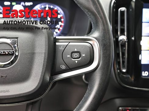 Used 2022 Volvo XC40 T4 Momentum FWD image 16