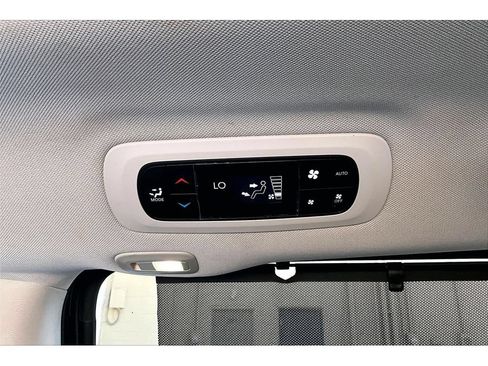 Used 2020 Chrysler Pacifica Limited FWD image 13